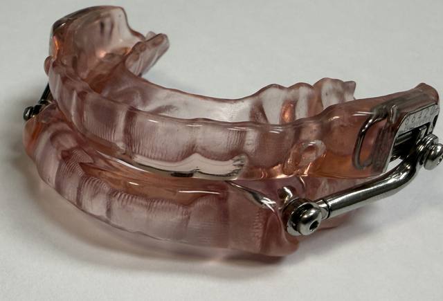 Herbst oral appliance for sleep apnea with telescopic side arms